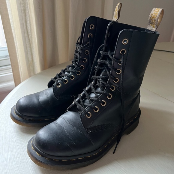 DOC MARTENS 1460 WOMEN'S SMOOTH LEATHER LACE UP BOOTS (VEGAN) - Picture 3 of 10